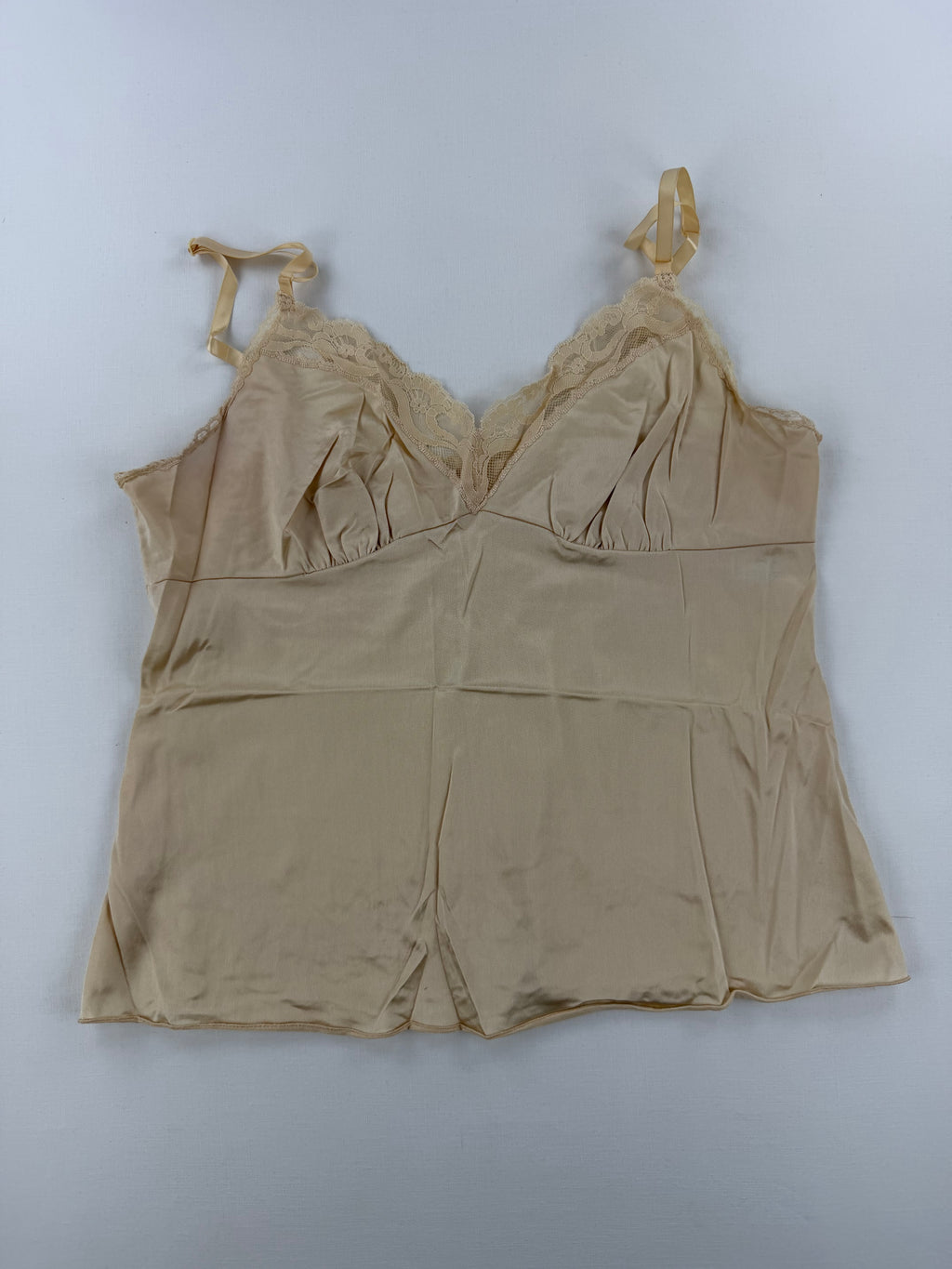 Top satiné avec dentelle