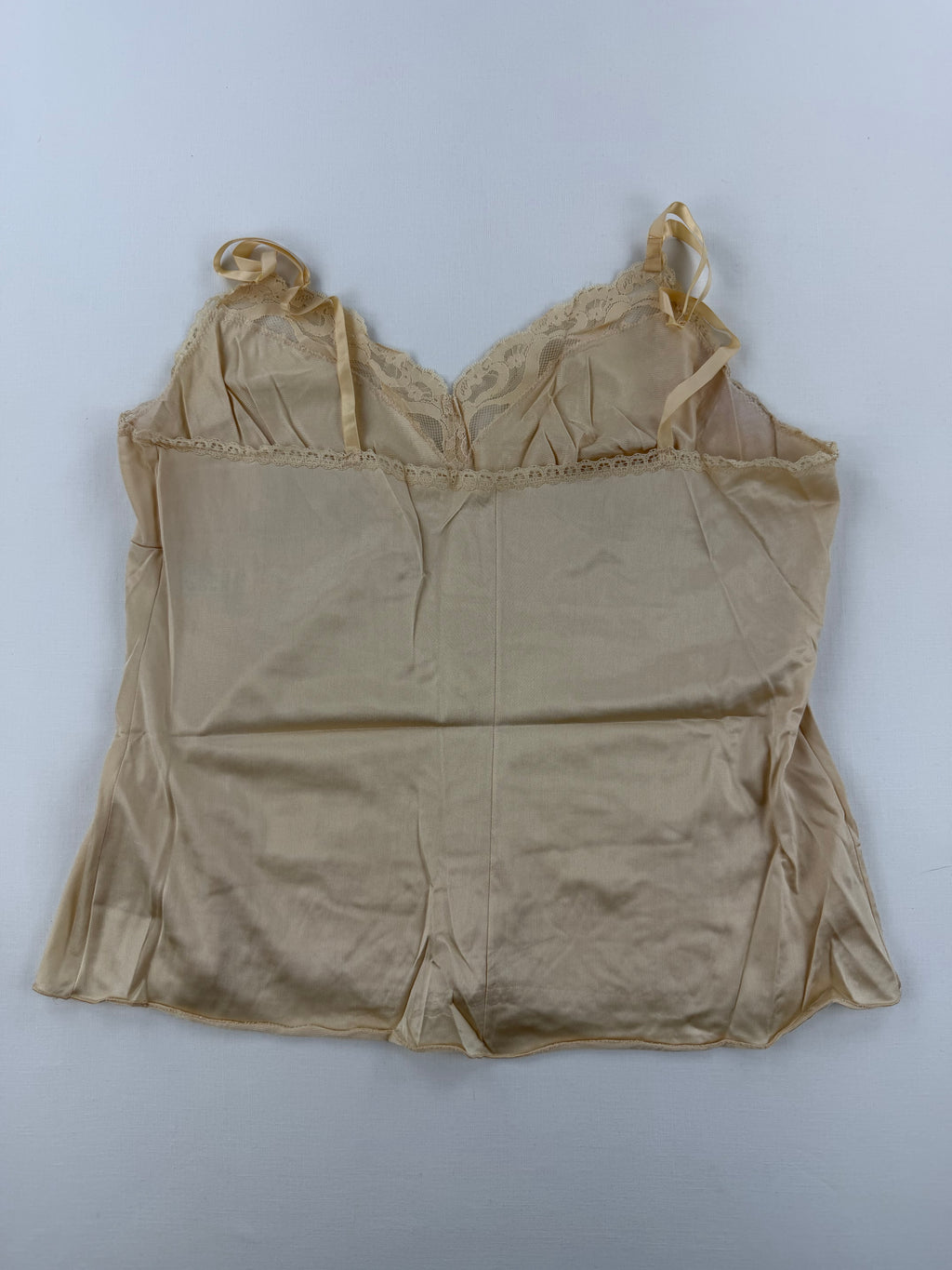 Top satiné avec dentelle