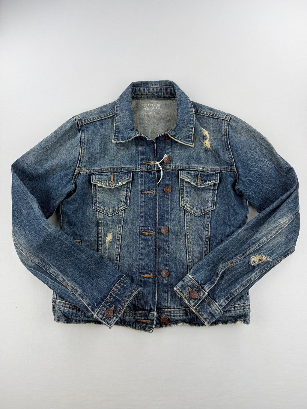 Jeansjacke mit Löchern