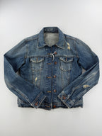 Jeansjacke mit Löchern