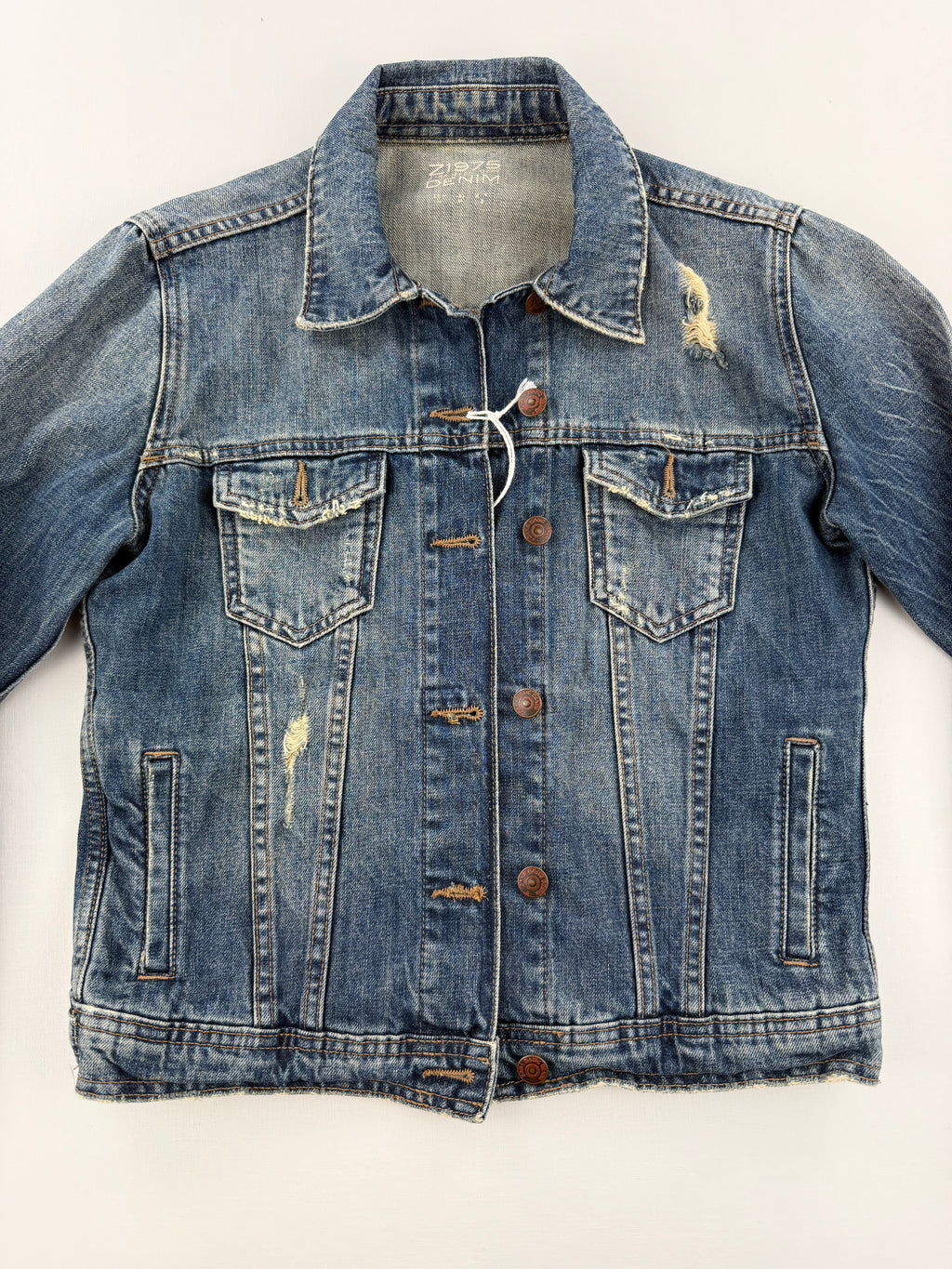 Jeansjacke mit Löchern