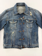 Jeansjacke mit Löchern
