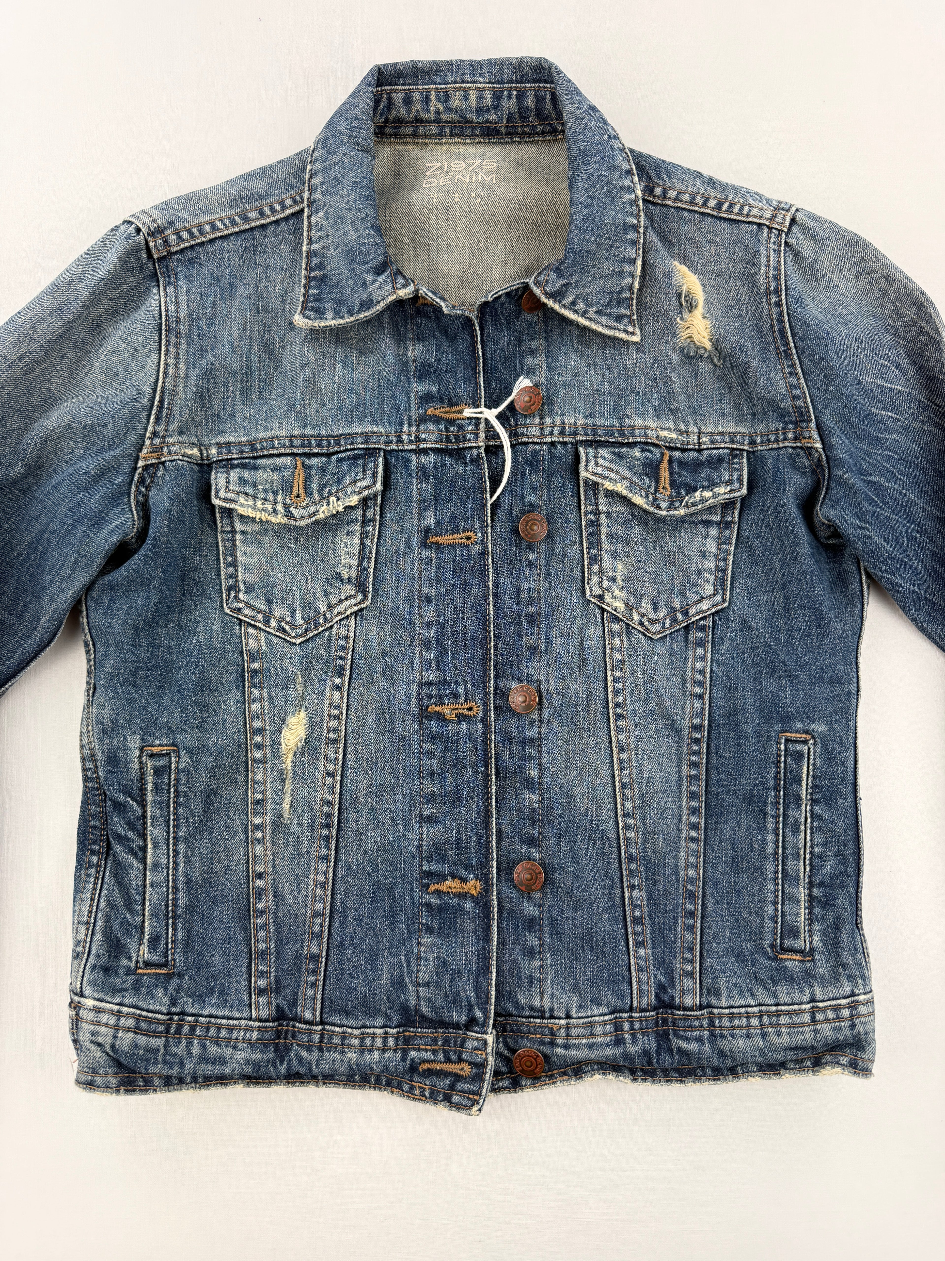 Jeansjacke mit Löchern