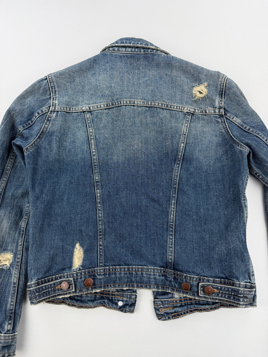 Jeansjacke mit Löchern