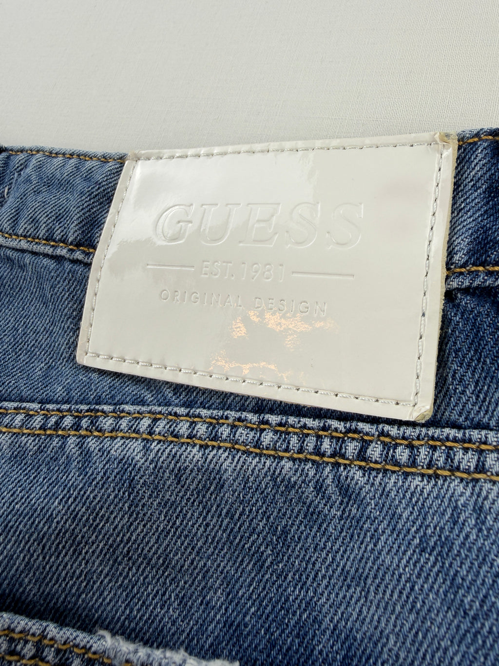 Jeans mit Löchern "Guess"